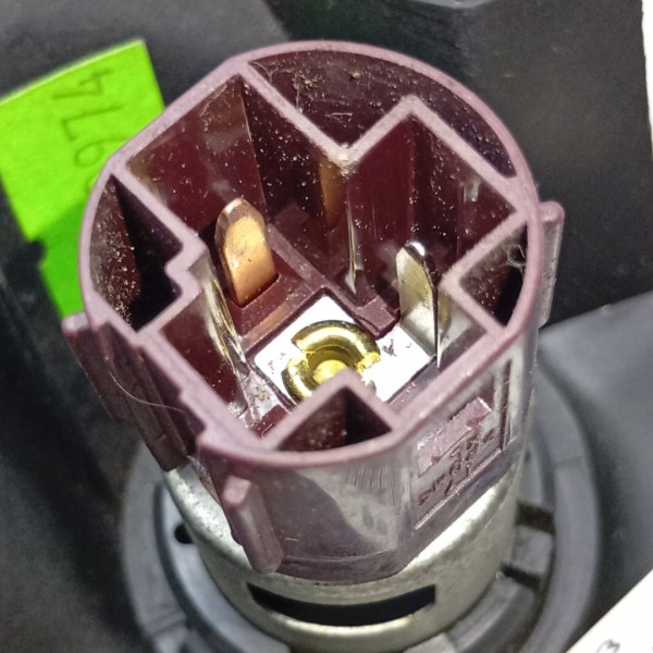 Moldura Com Acendedor 12v Onix/tracker 15/16 Avk60136