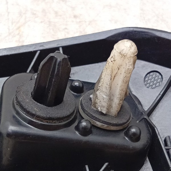 Suporte Guia Parachoque Tras\esq Ford Ka Sedan 2018 A 2023