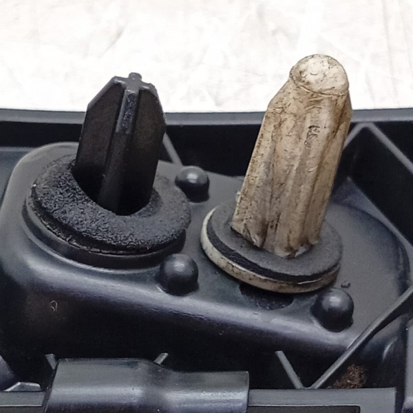 Suporte Guia Parachoque Tras\esq Ford Ka Sedan 2018 A 2023