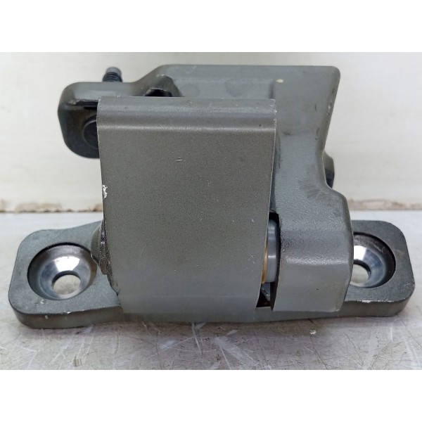 Dobradiça Dianteira Inferior Direita Mercades C180 2015 2019