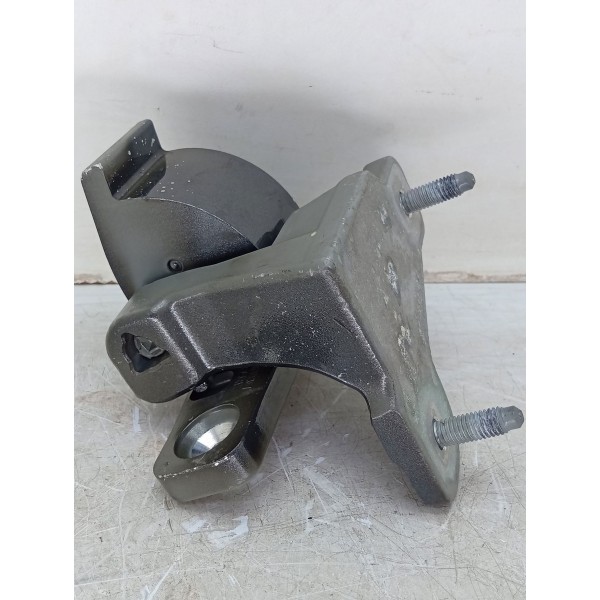 Dobradiça Dianteira Inferior Direita Mercades C180 2015 2019