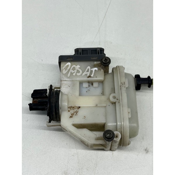 Trava Vácuo Tras Dir Volkswagen Passat 2000