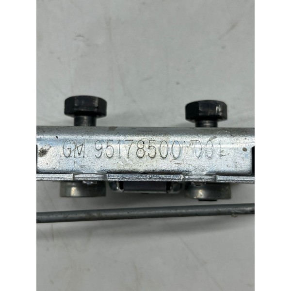 Fechadura Trava Encosto Banco Traseiro Gm Onix 2013 A 2019