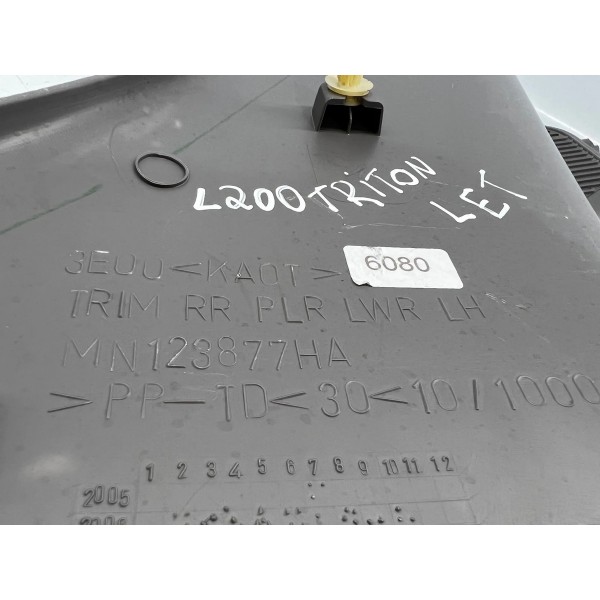 Moldura Coluna Traseira Esq. Mitsubishi Triton 2010 A 2015